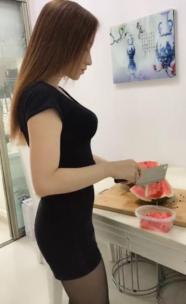 小姐姐在家里也不忘穿黑丝袜，边吃西瓜边看美女还是蛮舒服的!