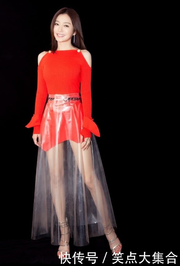 秦岚真是疯了！竟然把塑料布当裙子穿，这回下雨不愁了！
