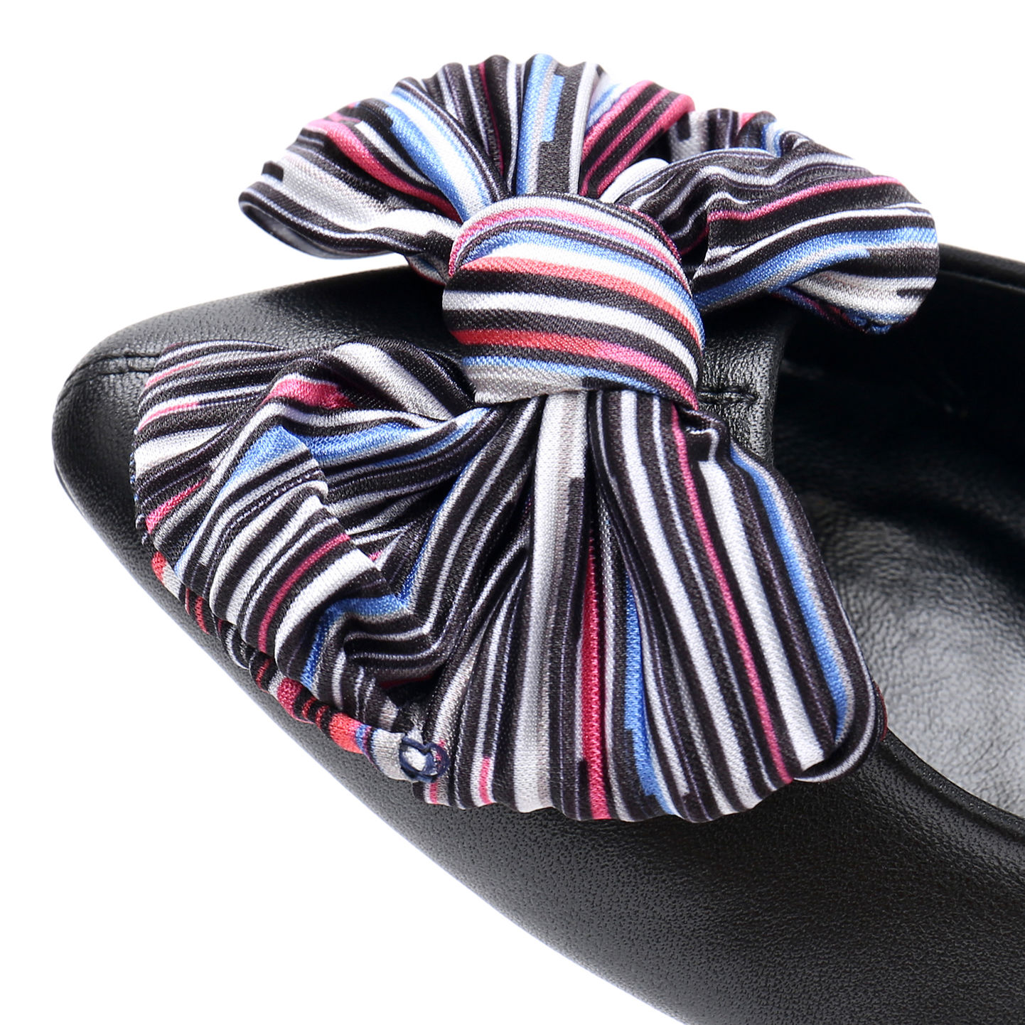 开车上班的女人别穿高跟鞋，不舒服还危险，穿这样的小跟鞋刚刚好