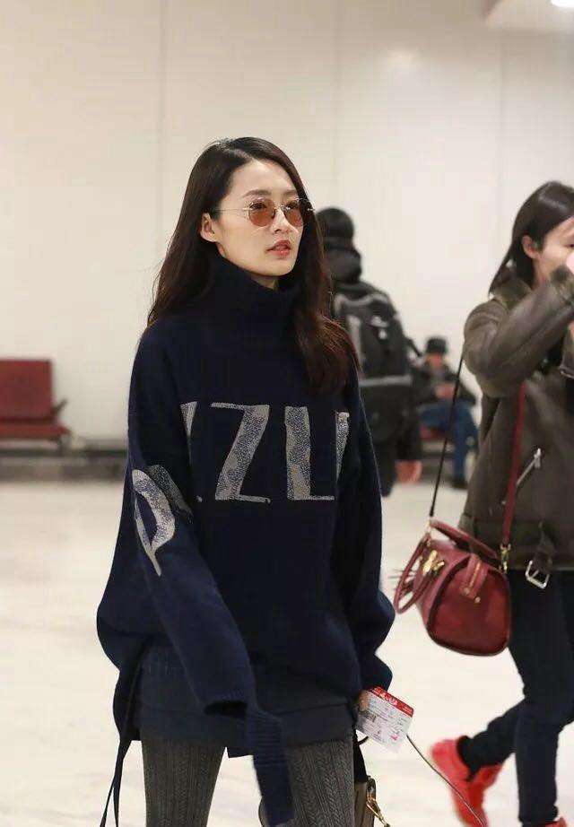 27岁李沁现身机场, 网友: 这么丑的打底裤也只有你能hold住了!