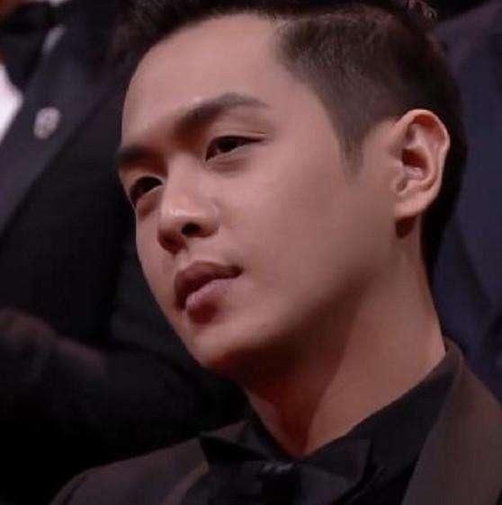 唐艺昕穿深V长裙上台领奖，太暴露张若昀笑的好尴尬！