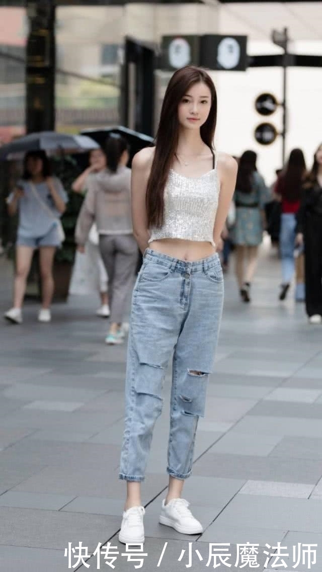 美女|路人街拍,美女休闲牛仔裤搭配银色的背心,简单又时尚