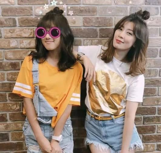 不得了，43岁贾静雯因为裙子太短，竟然靠着矿泉水瓶遮羞！