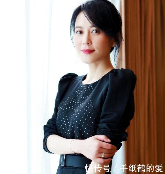 47岁俞飞鸿真会玩，直接拿裙子卷起来当腰带，秀出迷人小蛮腰！