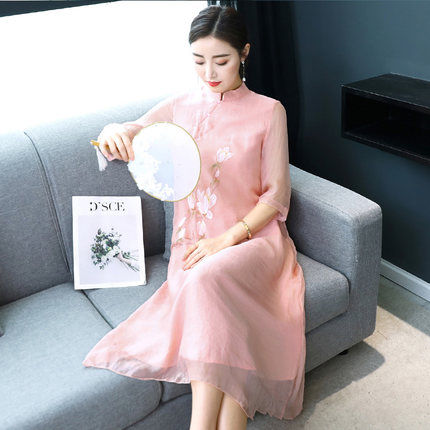 穿上旗袍连衣裙的女人，一颦一笑都能迷倒众生，满满的中国风