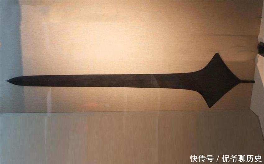 「货币使用」这些兵器长得凶, 却不上战场不杀生, 谁看见都想霸占, 多占者为尊