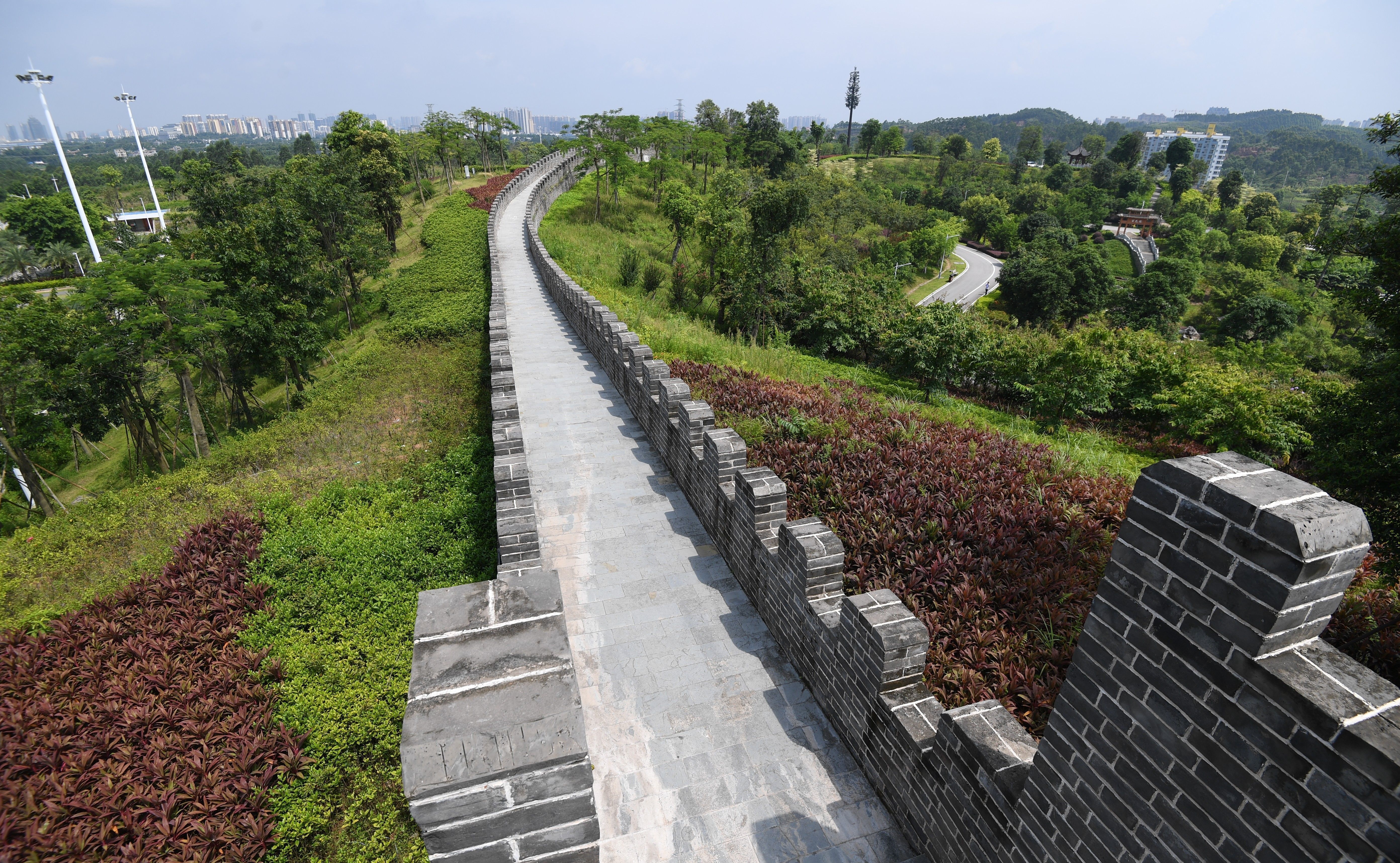 广西现140米山寨长城，钢筋混水泥体结构，青砖从山东定制