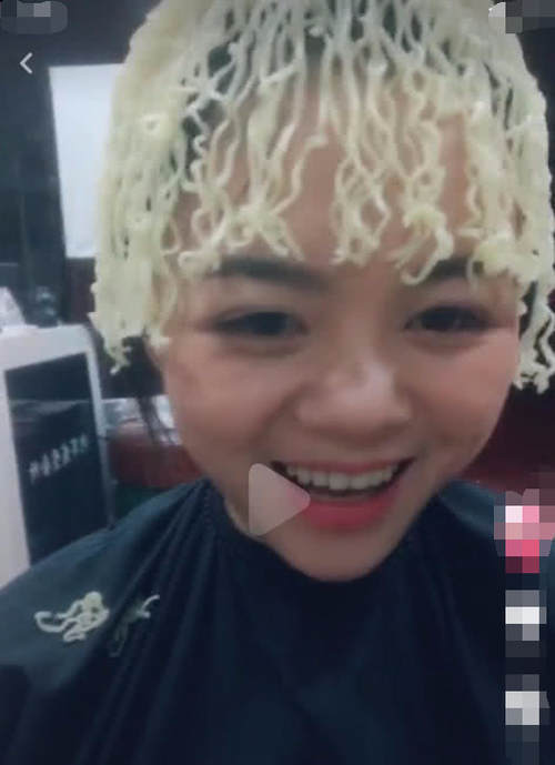 小姐姐剪最火发型，看第一眼就笑喷了，网友：饿了直接抓来吃