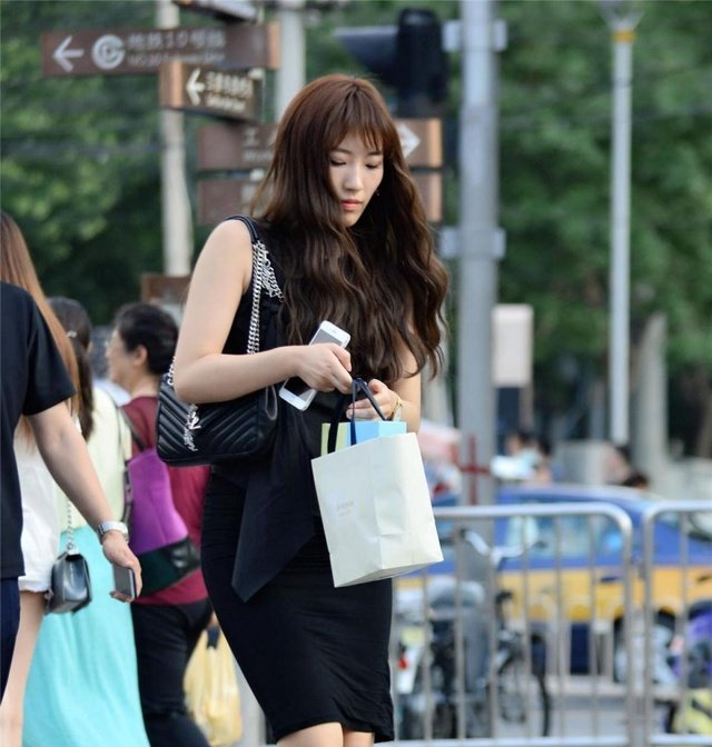 街拍 金色细高跟交叉绑带凉鞋, 黑色紧身裙美女