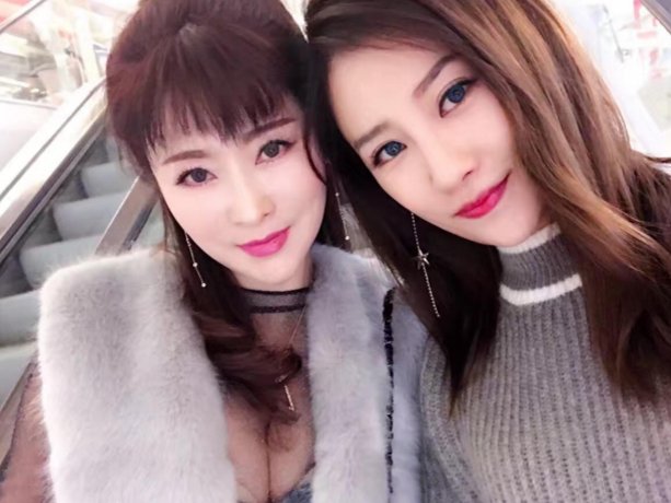 实拍:云南50岁退休大妈冻龄不老，与25岁女儿同出门似姐妹