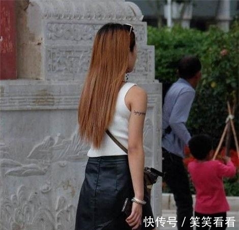  摄影■街拍摄影：这么穿搭，腿显得很长，不仅身材高挑，还有迷人曲线