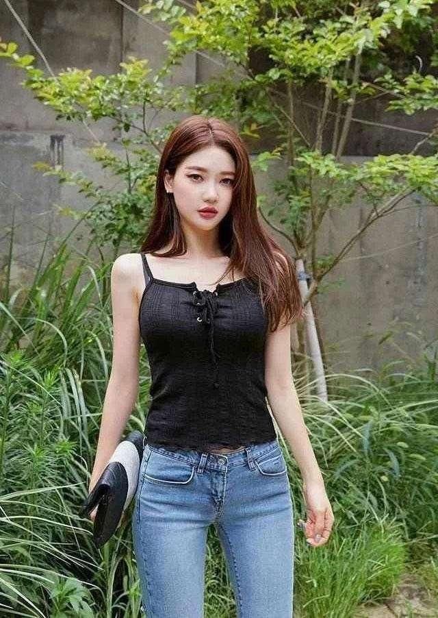 紧身牛仔裤经典又时尚，让你尽显曲线身材，穿起来挺括有型