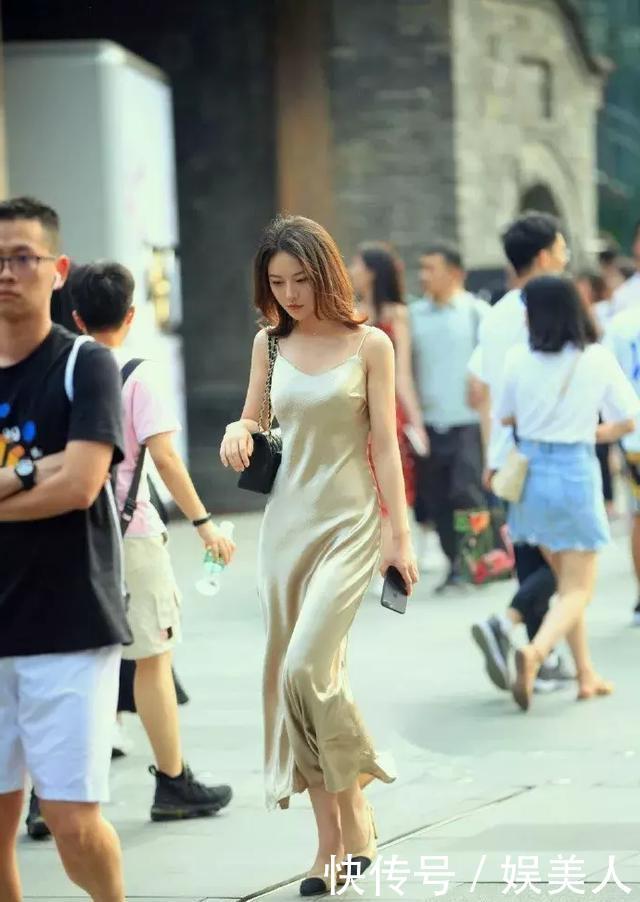 【妩媚】路人街拍,美女笑容妩媚,穿白色的休闲半袖上衣,特别有女神范