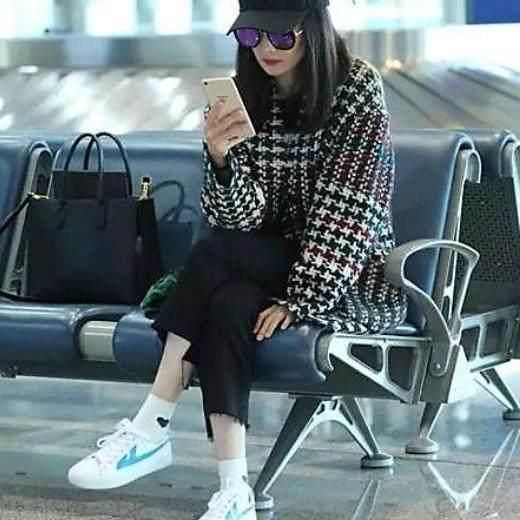 杨幂一家三口现身机场，脚上的“老北京鞋”亮了，网友：真接地气