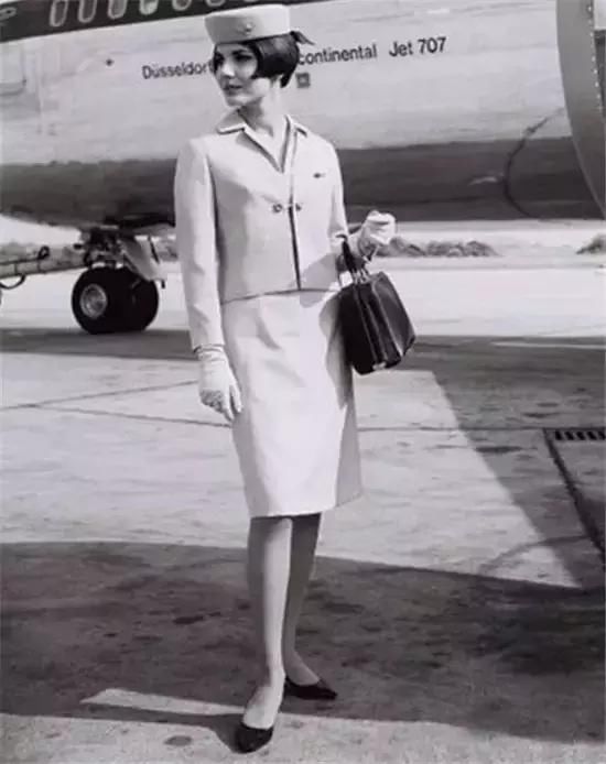 空姐制服的百年演变史，让你明白制服诱惑的真正原因
