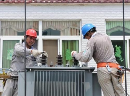  #门口#宅基地持有者尚未允许，电力公司就将变压器装在宅基地门