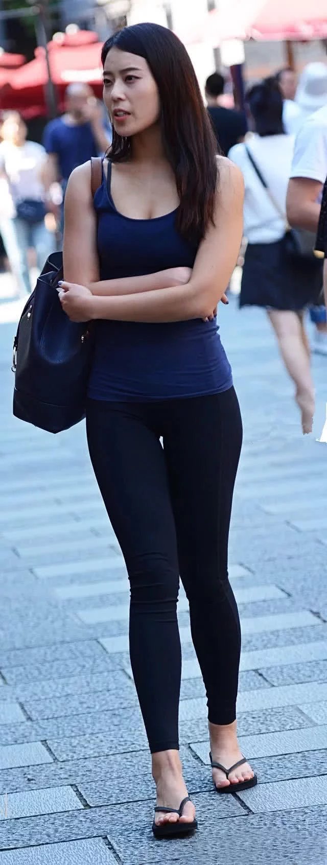 小姐姐身着紧身裤去撸铁，哪怕高难度的一字马都不是个事