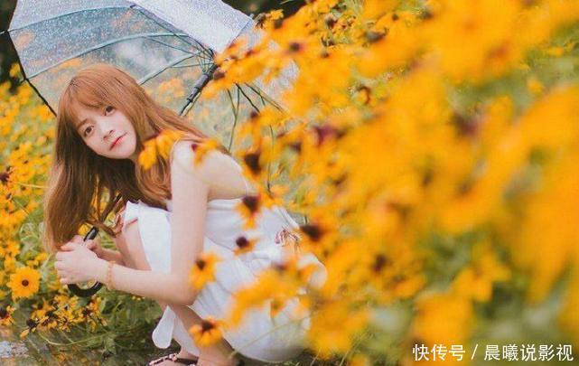 甜美大眼萝莉美女雨后街拍写真图片
