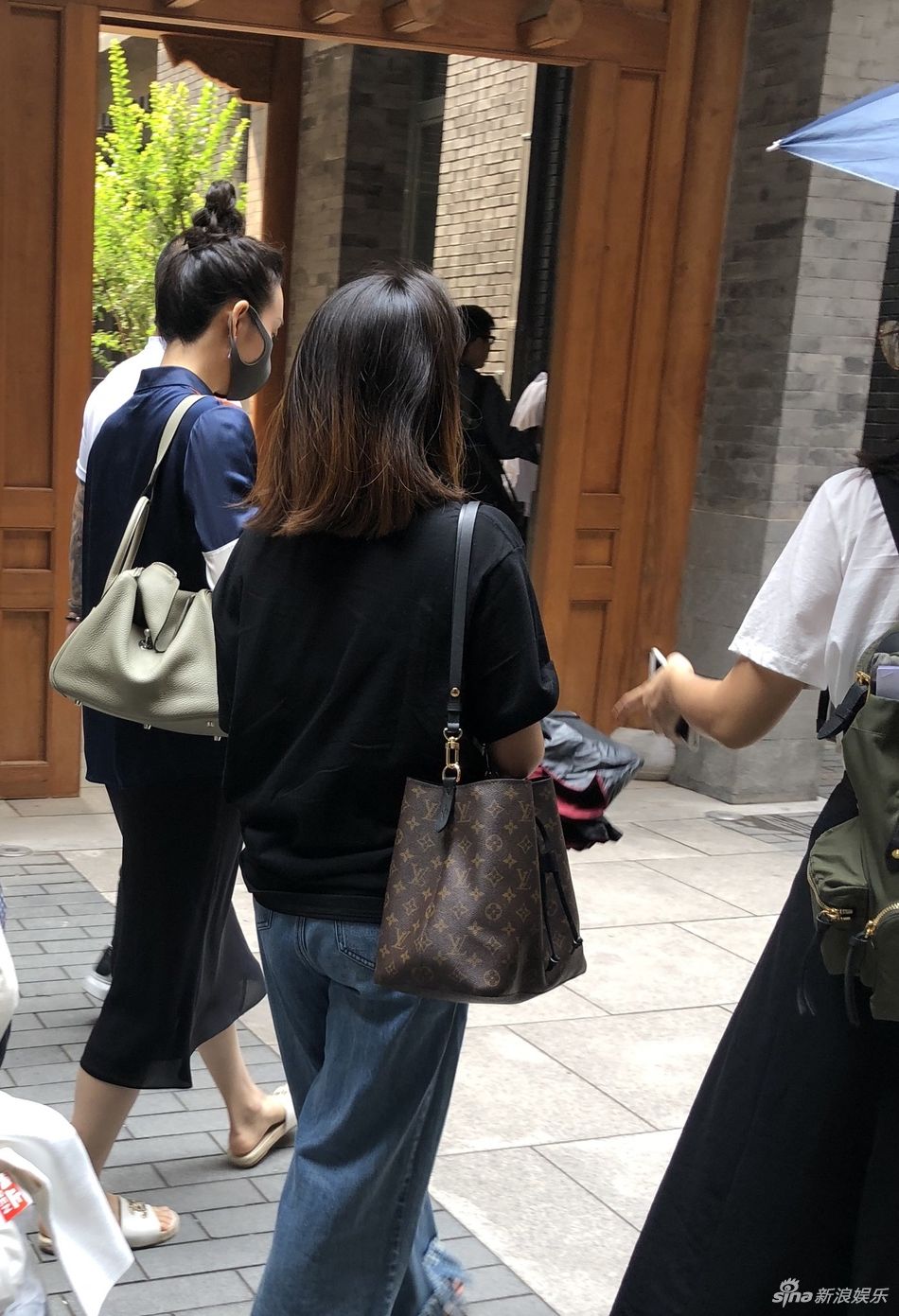 网友北京偶遇王鸥 替身边工作人员举伞遮阳超nice