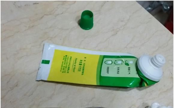  特别：牙膏管用完别扔,放在厨房能省好多钱,邻居看了都想学