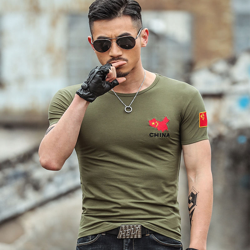 八一建军节将至!退伍老兵纷纷换上改良式“军装”，照样英挺峻拔