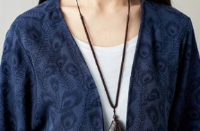 女人再懒别穿打底衫出门，今年流行的风衣外套，洋气减龄又舒适