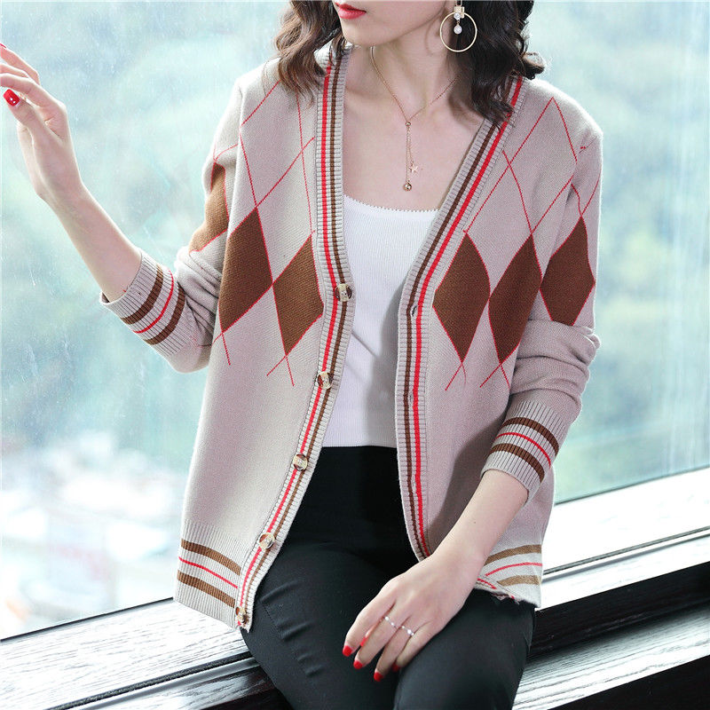 小姐姐你听我说:9月穿这初秋针织香风外套，穿出不一样的美