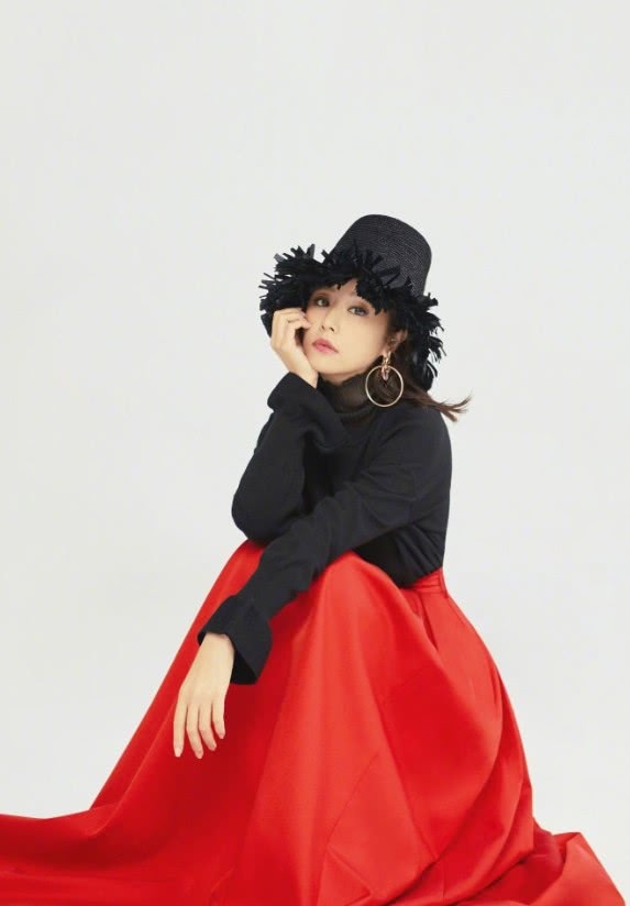 林心如的衣品绝了,白T搭牛仔裤42岁嫩回22岁,赶紧学起来!