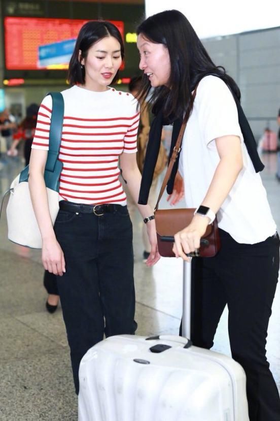 178刘雯齐肩短发现身机场,清新甜美,网友:笑起来被酒窝醉倒