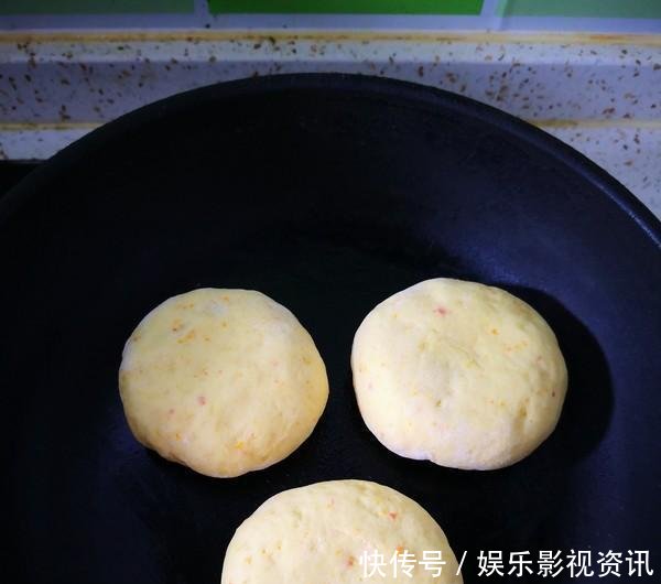  「营养」秋天就爱吃这样的南瓜饼，松软香甜，营养丰富，孩子很爱吃！