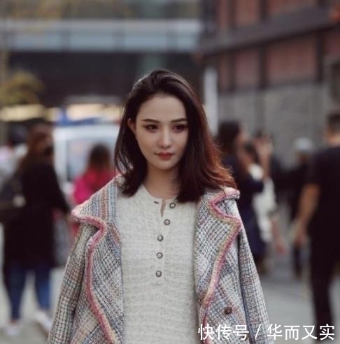美女：大长腿十分亮眼，非常有女人味，街拍：柔美娇俏的小姐姐