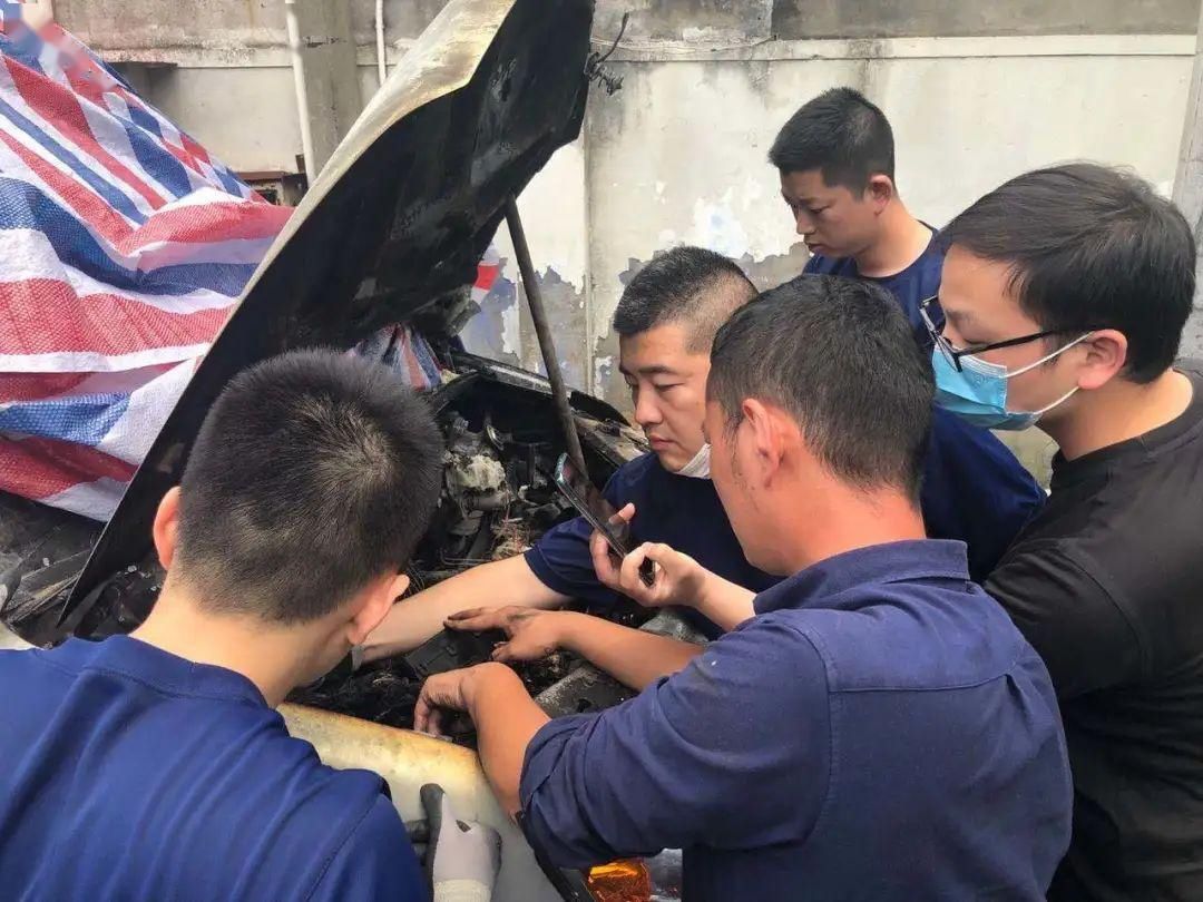 上演|上海街头面包车起火 众人上演“教科书式灭火”