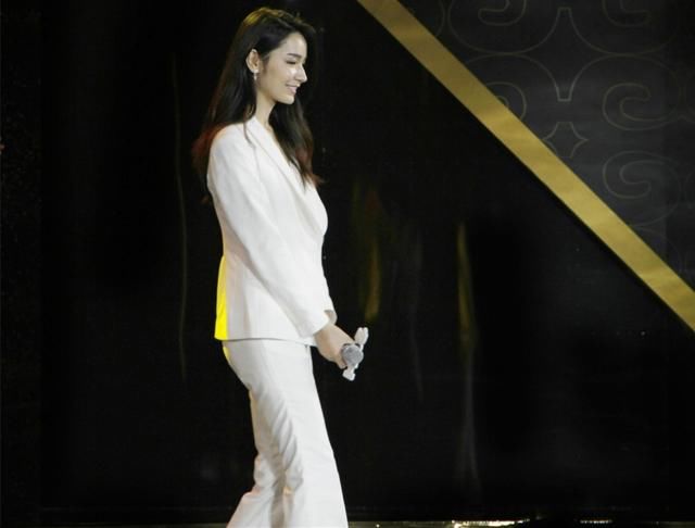 代斯穿蕾丝绣花裙透到印出三角区，跟没穿一样，网友：这就尴尬了