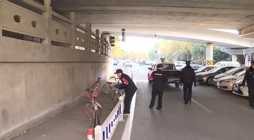  「密密麻麻」密密麻麻！共享单车变“铁垃圾”，40000多辆废弃单