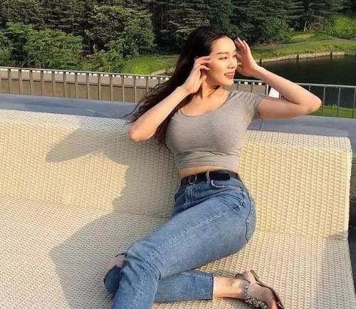 青春活力的紧身裤美女，身材曲线性感，散发女神气质！