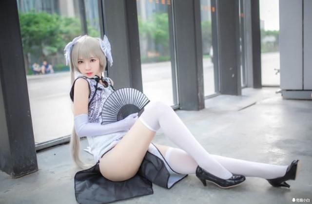 白丝COS:活捉一只长腿白丝小姐姐春日野穹 旗袍果然和美腿很