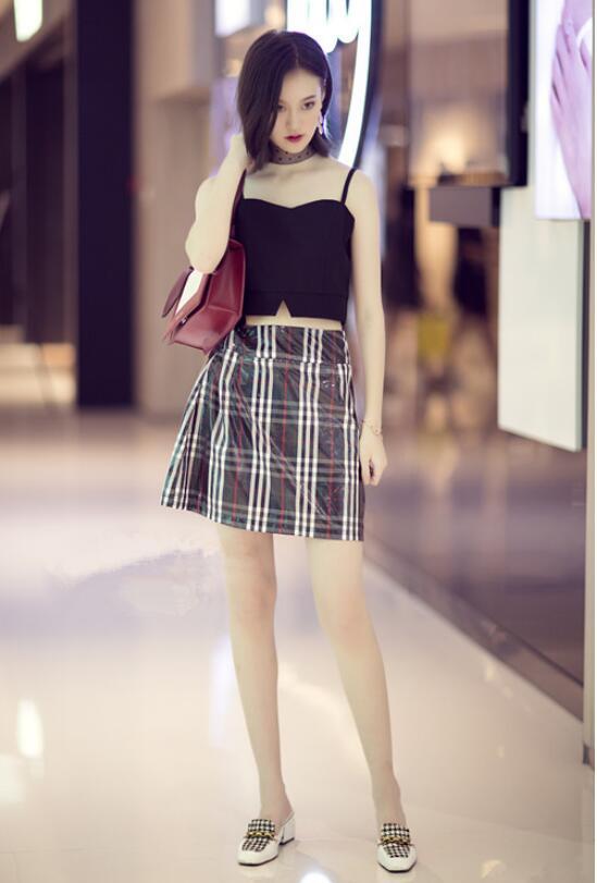 街拍：图1小姐姐穿紧身小背心，小红唇性感，旁边的美女好温柔！