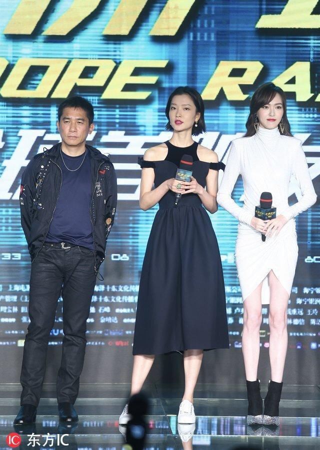 杜鹃真给梁朝伟面子，穿平底鞋现身，和穿高跟的唐嫣同框高下立现