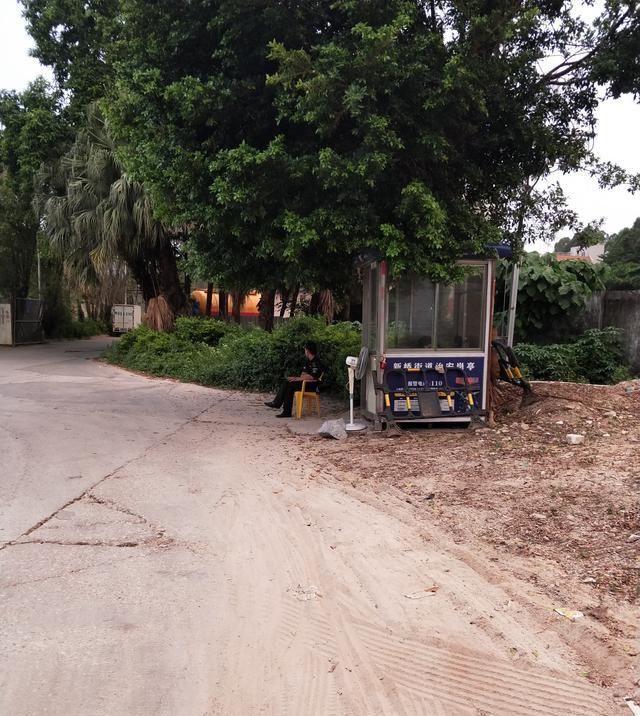 深圳沙井某工业城拆迁，挂满横幅喷上拆字，唯留宗祠或许这是文化