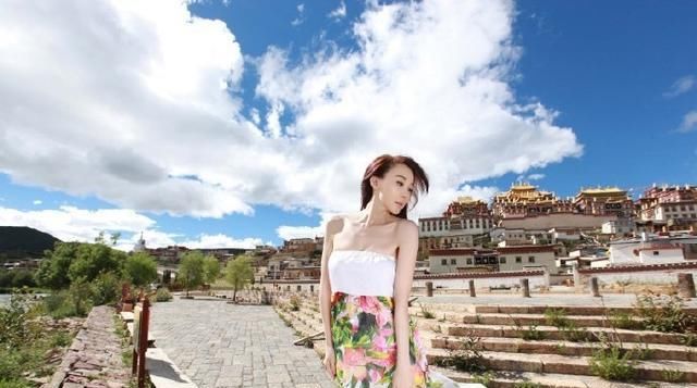  #少女#大美人萧蔷近照曝光，52岁穿抹胸长裙，身材苗条像少女