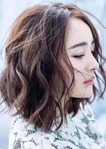 32岁的杨幂和31岁的赵丽颖撞发型，网友：舒畅的短发更加时尚