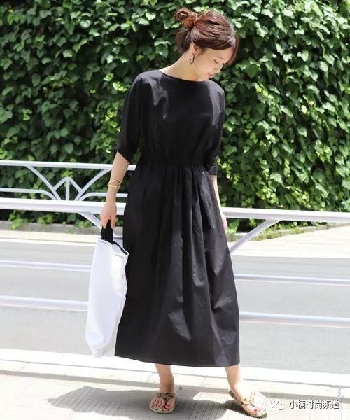 换季穿啥?一件黑色连身洋装让你完美搭出日系时尚