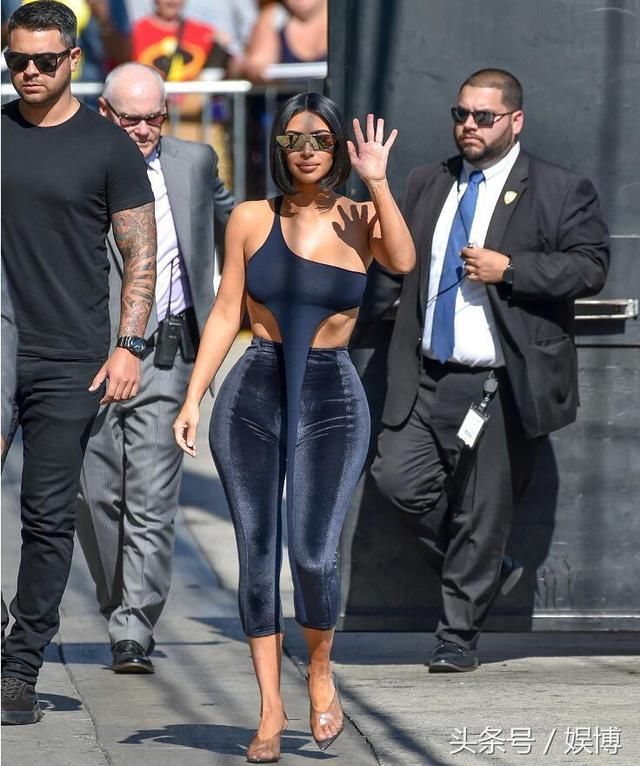 卡戴珊换黑短发，真空上阵显二次元身材，网友肥臀怎么塞进裤子的
