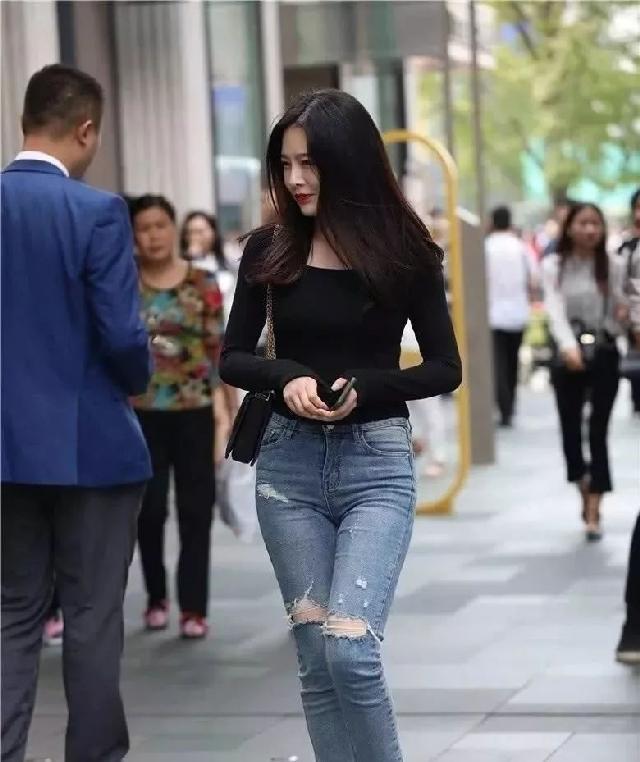 美女|街拍:气质魅力美女,身穿蓝色牛仔裤,完美地演绎出美丽的腿线
