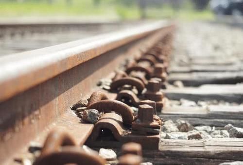  不锈钢■为什么火车的轨道不用不锈钢，而是生锈的铁？铁路工程