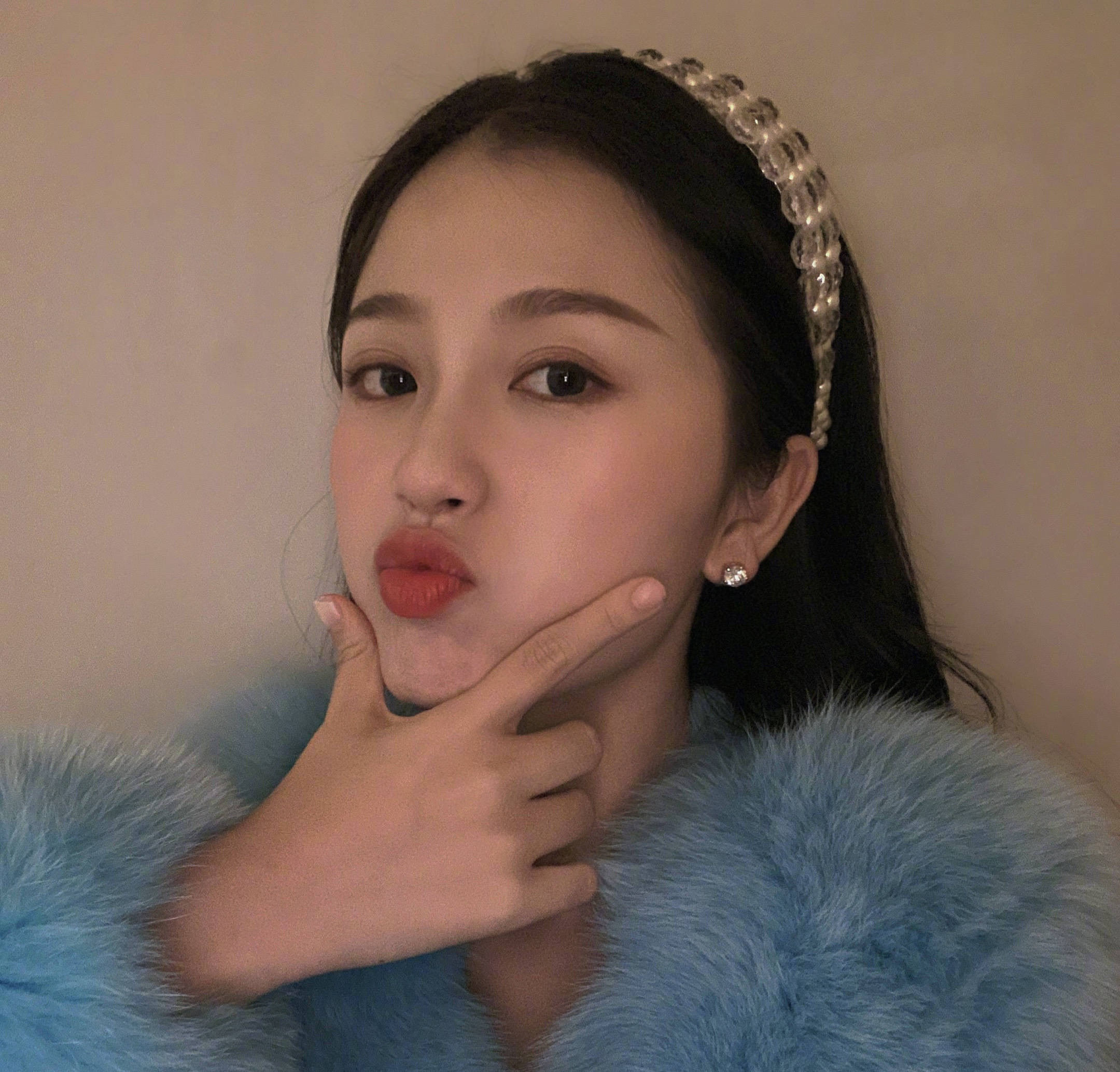  [大不一样]鞠婧祎, 虞书欣撞上同款造型, 都是94后, 状态大不一样