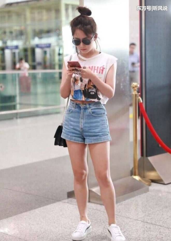 谭松韵清爽亮相，你只关注她的腿很粗?她的腰才是亮点!