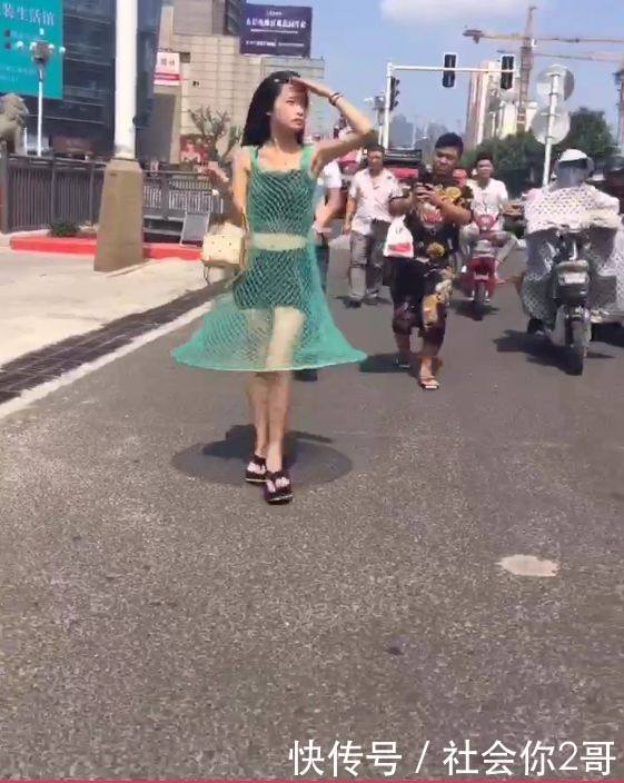 女子街头身着渔网，安全裤暴露在外，路人纷纷拍照，大家都看呆了