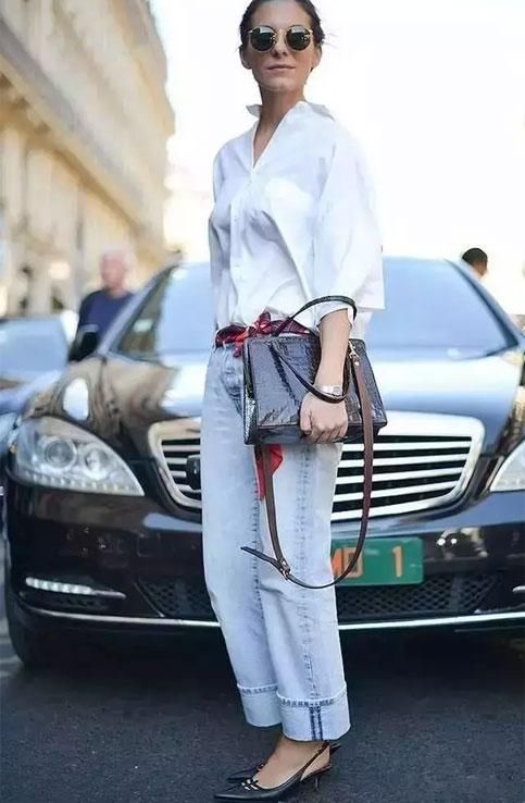 牛仔裤加小白鞋？都out了，今年流行这样穿