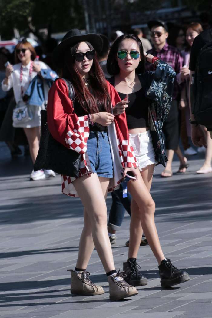 街拍: 时尚两姐妹逛街狂秀美腿, 夏天的味道越来越浓了